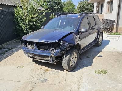 V&acirc;nd Dacia Duster avariat față