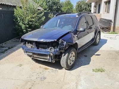 Vând Dacia Duster avariat față