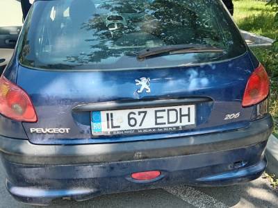 V&acirc;nd Peugeot 206 fabricat &icirc;n 2006. Prețul fix 1.000 euro