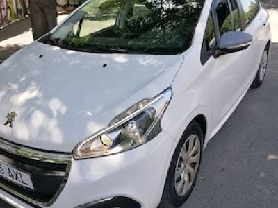 Vând Peugeot 208 model facelift, an fabricație 2016, culoare albă.