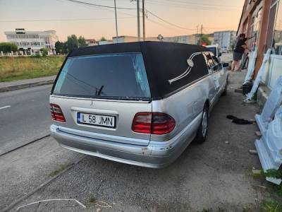 dric funerar mercedes w210 an 2002 cu frin in portbagaj