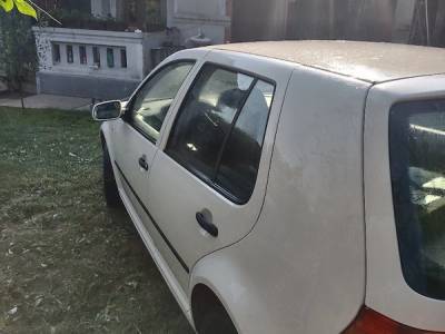 vand Golf 4 pentru piese