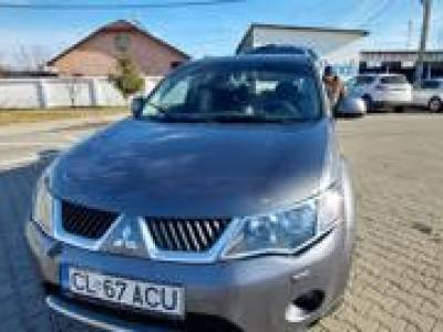 Vând Mitsubishi Outlander II