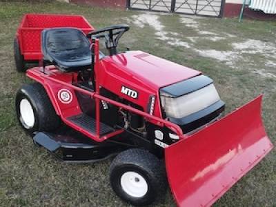 Tractoras taiat iarba dotat cu lama de zapada si remorca 500 Kg stare impecabila